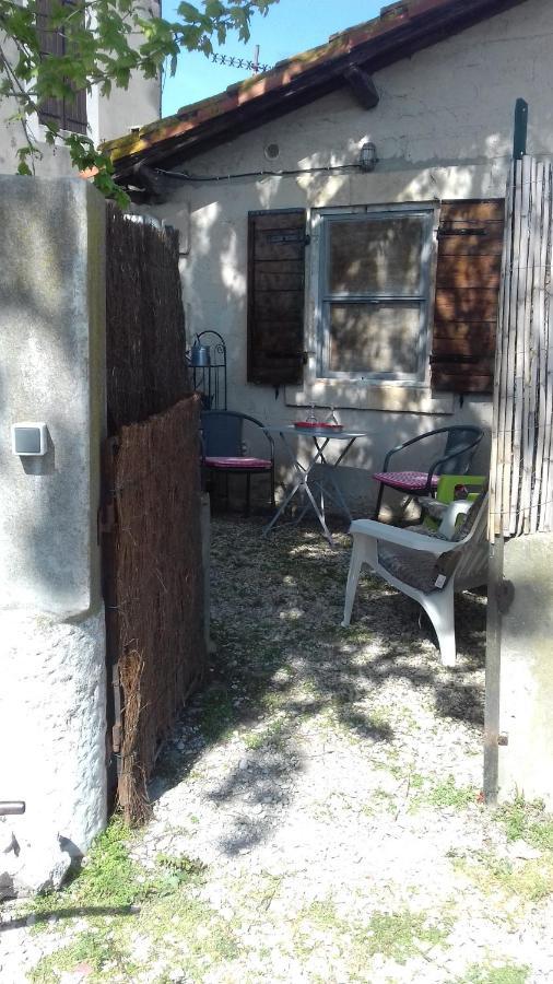 Petite Maison Dans La Campagne A 10 Mn A Pied Du Centre Ville Arles Exteriör bild